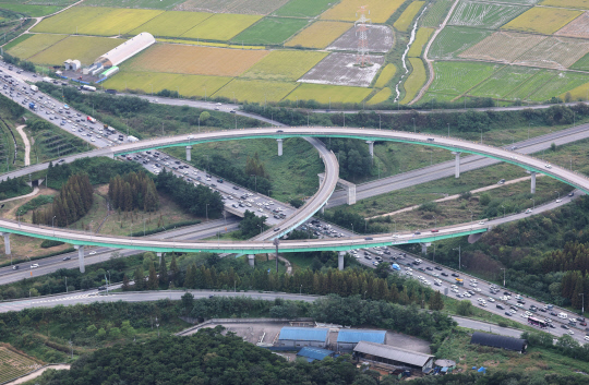 추석 연휴를 하루 앞둔 27일 오후 경찰청 헬기에서 바라본 경기도 안성의 안성JC 인근 고속도로가 귀성 차량 등으로 정체되고 있다. [항공촬영협조 = 경위 신승호, 경위 박지환]연합뉴스